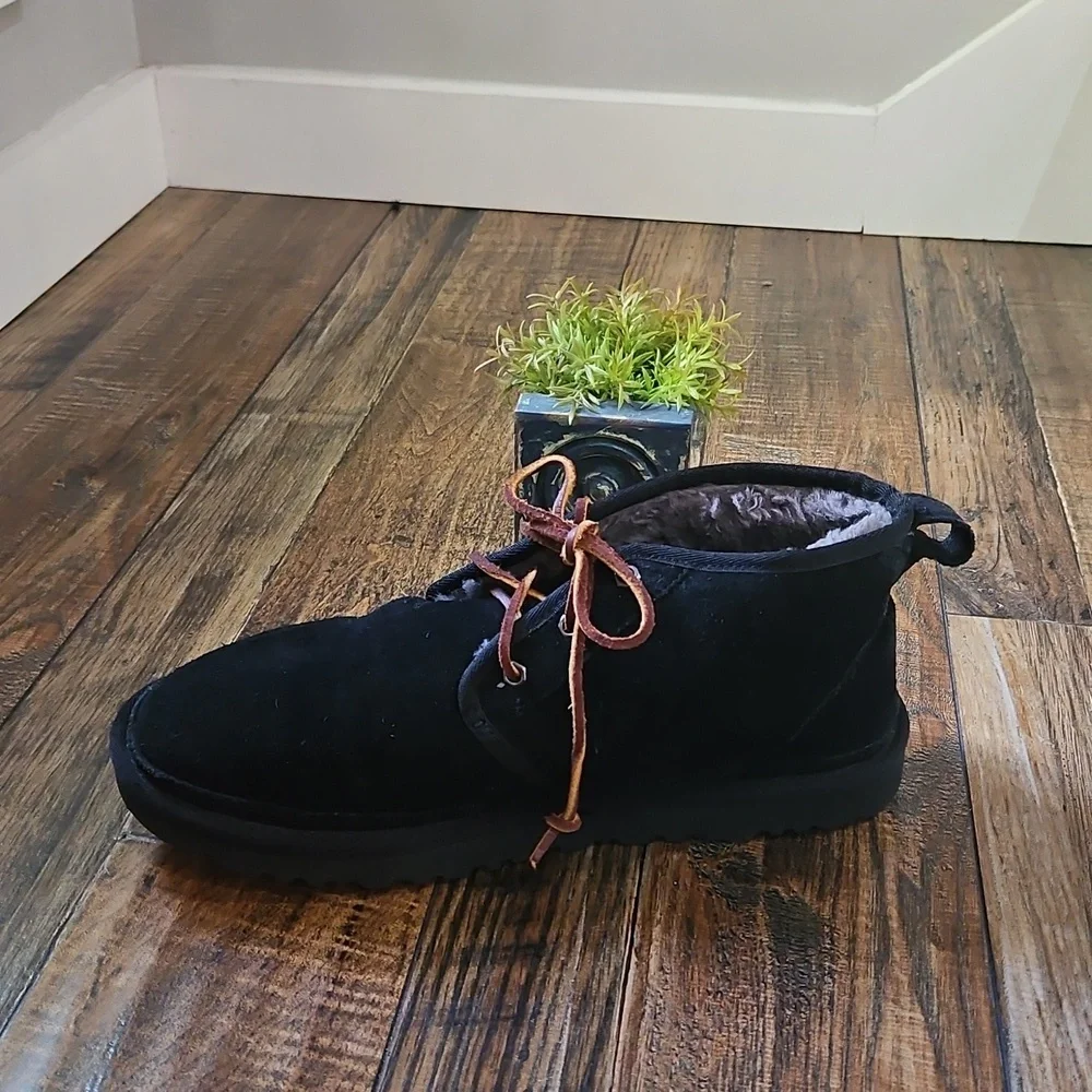 UGG Men's Black Chukka Suede Leather Boots‎ with Brown Laces. Size 10